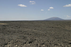 Vulkan im Hintergrund