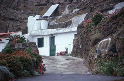 Höhlenhaus mit Sonnenkollektoren