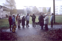 Vor dem Alten- und Pflegeheim